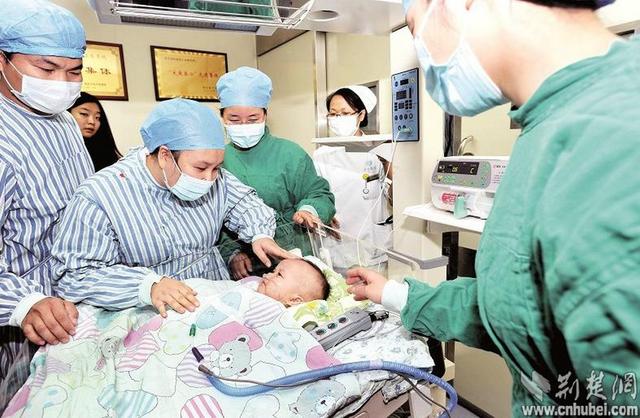 圖為：成功進行心臟移植手術后，小患者平安度過術后危險期，14日轉入普通隔離病房 （攝影 魏錸）