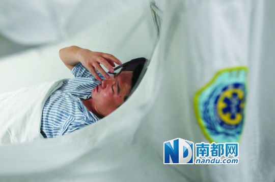 19日，北大深圳醫(yī)院，透過被撕破的工作服，急診科醫(yī)護人員申洪濤身體多處被醉酒男子抓傷。
