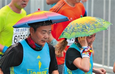 兩名戴著傘帽的參賽者正在參加比賽。