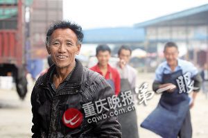 唐再海因?yàn)槠つw黝黑，工友們都打趣地稱呼他為“非洲人”。