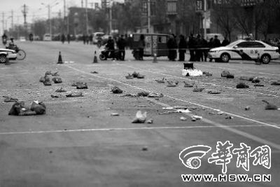 2014年1月6日，在蒲城縣迎賓路，警方在案發(fā)現(xiàn)場(chǎng)路面劃分了86個(gè)方格，提取現(xiàn)場(chǎng)遺留爆炸物品進(jìn)行取證