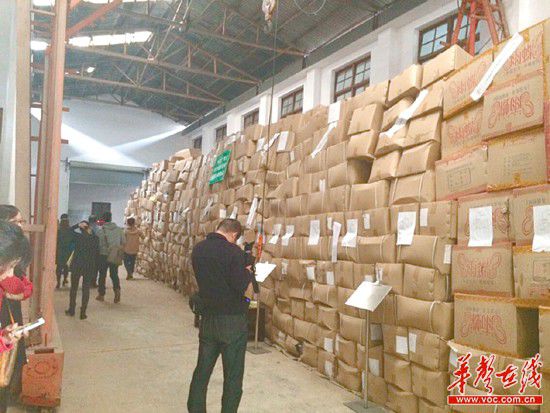 11月5日，執(zhí)法人員清理出來(lái)的假安全套把上千平方米的倉(cāng)庫(kù)堆得滿滿的。