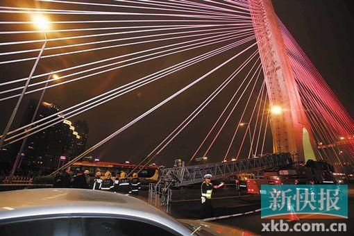 昨日深夜，橋上東側(cè)空出兩條車(chē)道用來(lái)救援。