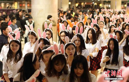 11月11日晚，一百位統(tǒng)一打扮的“兔女郎”現(xiàn)身南京新街口，逛街看電影玩快閃，走到哪里都被圍觀。