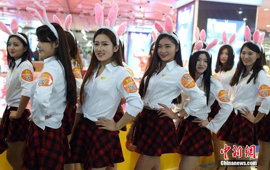 11月11日晚，一百位統(tǒng)一打扮的“兔女郎”現(xiàn)身南京新街口，逛街看電影玩快閃，走到哪里都被圍觀。