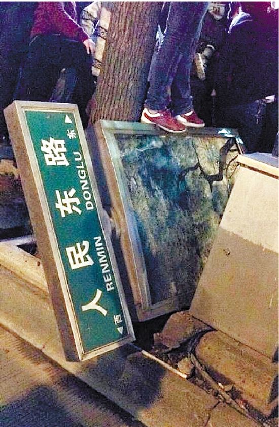 路牌都踩翻，還有人上了樹(shù)，城管不出手，也確實(shí)不大合適。