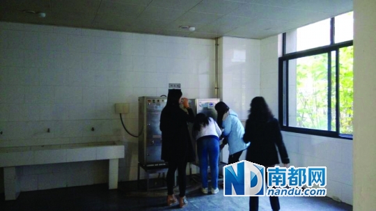 距接熱水的茶房約20米。 南都記者 張少杰 攝