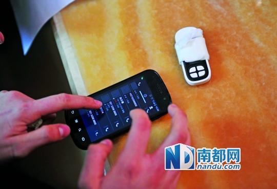 一個(gè)號(hào)碼為021-62588800的電話(huà)自稱(chēng)上海靜安區(qū)公安分局，騙走了小程148萬(wàn)。記者 梁煒培 攝