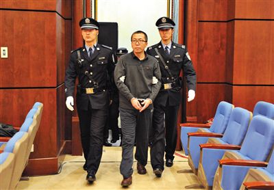 楊秀宇被帶入法庭。昨日，楊秀宇及女下屬盧梅因非法經(jīng)營罪獲刑4年、一年半并處罰金。