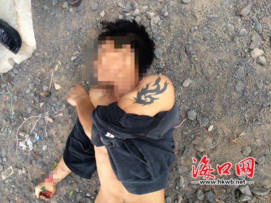死亡的男子，左手手臂上有紋身