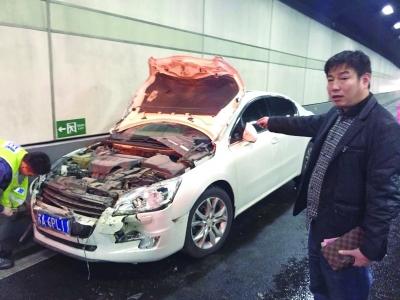白色標(biāo)致車車頭嚴(yán)重?fù)p毀。
