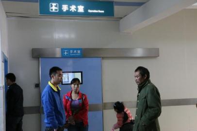 宇宇的父母和爺爺一直守候在手術(shù)室外。