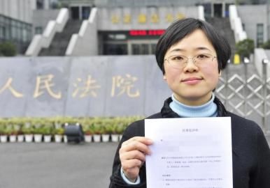12月3日，起訴代理人出示公訴書(shū)。