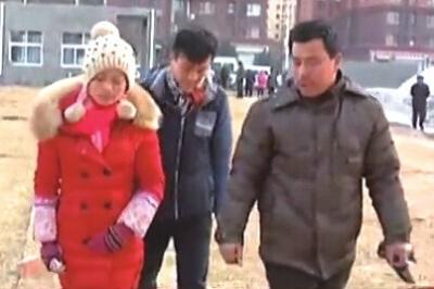 “失蹤”后又回家的越南新娘小吳(左)和家人到警方報(bào)案。視頻截圖