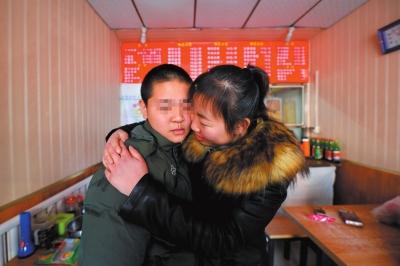 何女士找到了兒子小新后，把兒子緊緊抱在懷里。京華時(shí)報(bào)記者趙思衡攝