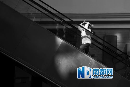 12月12日上午，正佳廣場內(nèi)，任淘淘在扶梯上奔跑玩耍。