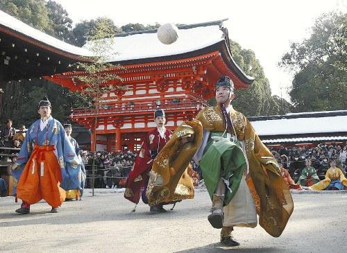 京都市左京區(qū)的下鴨神社舉行新年例行活動“蹴鞠”。