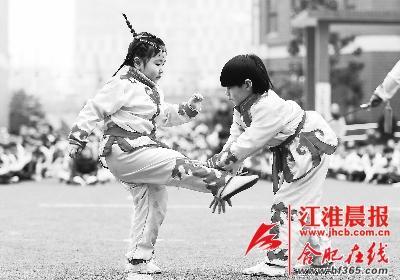 兩名小朋友在進(jìn)行武術(shù)對(duì)打表演。