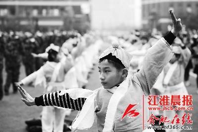 學(xué)生們?cè)谶M(jìn)行集體武術(shù)操展示。