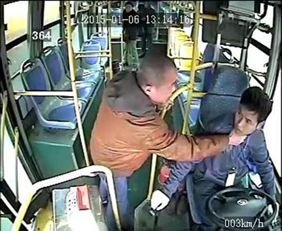 車載監(jiān)控視頻顯示，806路公交車司機(jī)袁宋林在車輛行駛中拒絕一乘車男子提出停車的要求后，遭到該男子的反復(fù)毆打。視頻截圖