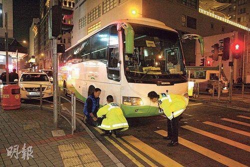 據香港明報報道，香港西九龍昨(8日)發(fā)生追趕村巴釀成的奪命車禍。