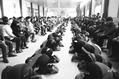 學生們在老師的指導下，一起給父母下跪謝恩。微博截圖
