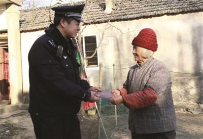 民警將戶口本交給陳奶奶。