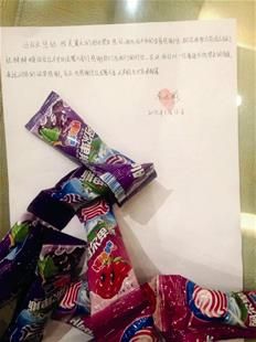 為表謝意，他特意買來20根棒棒糖送給民警。