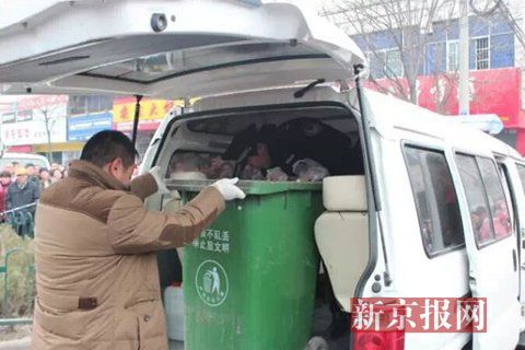亳州路邊垃圾桶內(nèi)驚現(xiàn)碎尸。網(wǎng)友供圖