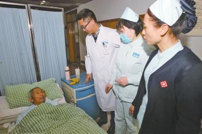 老人病治好了，可他卻一直躺在醫(yī)院的病床上。