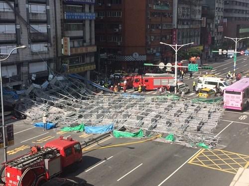 臺北市寧波東街和羅斯福路交叉口23日有腳手架倒塌，占據(jù)車道。臺灣“中央社”