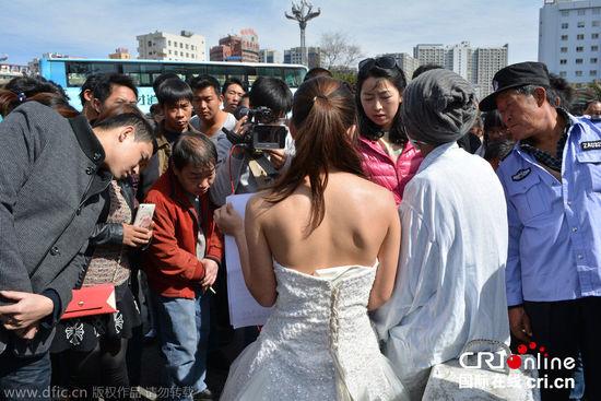 征婚引發(fā)民眾圍觀。