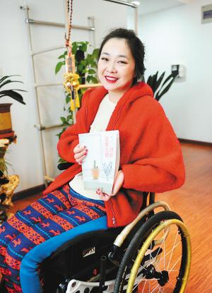 昨天下午，記者在鳳城八路的一個(gè)小區(qū)里，見(jiàn)到了輪椅上的28歲女孩兒劉燚。2009年夏天，因?yàn)橐粓?chǎng)車禍，她高位截癱，醫(yī)生宣布她“從此再也沒(méi)有生活質(zhì)量”，可就是這個(gè)輪椅上的西安女孩，在2012年，和父母一起完成了一趟28個(gè)國(guó)家的旅行，而靠著僅有的能動(dòng)的一個(gè)小拇指，她用一年多的時(shí)間，在電腦上敲出了這次旅行的游記，并集結(jié)成書，取名《一切都沒(méi)那么糟》。