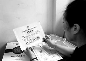 思念小寶的時候，李女士就一遍遍整理孩子留在家里的物品。