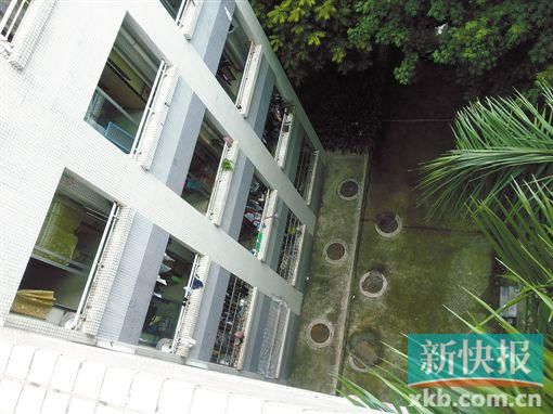 據目擊者稱,當時墜樓者躺在右排中、下兩個井蓋中間附近。