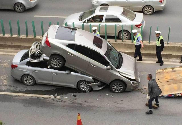 交警正在將兩車分開(kāi)。
