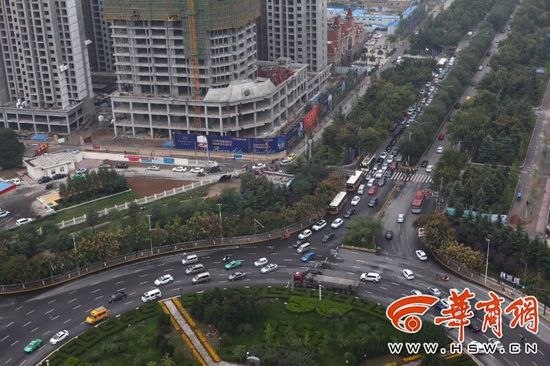 近日，不少通過陳楊寨轉盤的司機發(fā)現(xiàn)，4個方向的路口共新設了8個紅綠燈。
