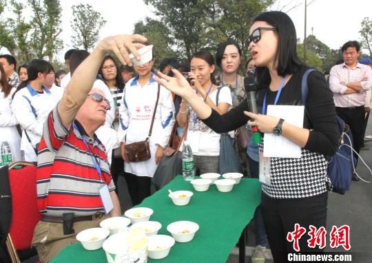 圖為外國友人品嘗揚州炒飯。