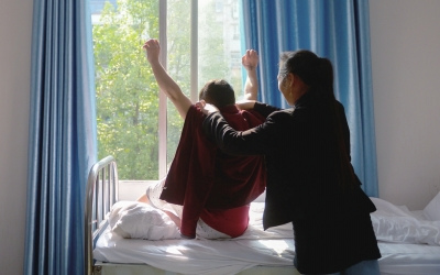 出院前，窗外透進(jìn)一道陽(yáng)光，打在他的身上。