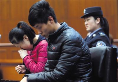 昨日，因殺死自己的親生兒子，被告人王某受審，其男友喬某則因涉嫌幫助毀滅證據(jù)罪受審。