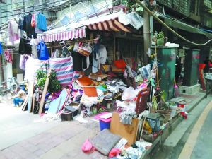 工作人員清理前，阿姨家周圍垃圾如山。