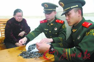 手機內存卡因體積小、價值高，成為水客走私的“新寵”。圖為邊防官兵正在清點走私物品。