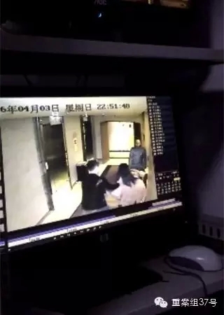 一女子在酒店被陌生男子拖拽。    視頻截圖