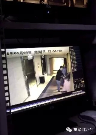 一女子在酒店被陌生男子拖拽。    視頻截圖