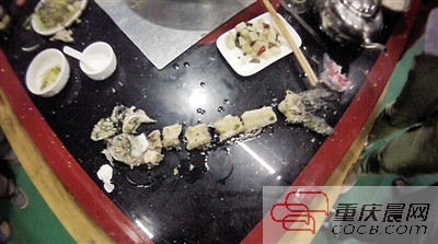 拼出魚骨，推斷魚沒(méi)有3斤8兩。 本報(bào)記者 平索茜 攝