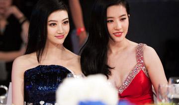 除了白，在合影中還有另外一個(gè)制勝法寶，就是——高。