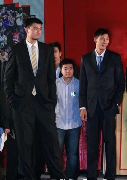 鄧超夫婦以及于嘉、林書豪，放在人群里都是不錯(cuò)的身高，顯然，他們選錯(cuò)了參照物。
