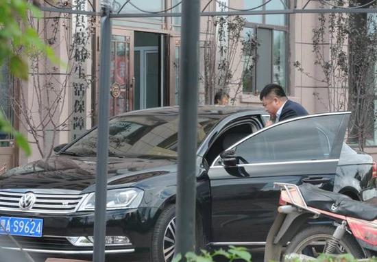 程海濤局長駕駛的假牌車，停在縣低保局門前