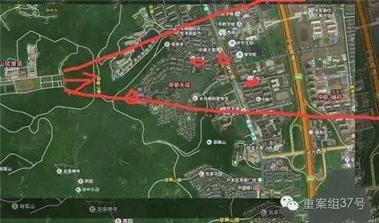 射擊場子彈射出方向（紅箭頭）有多個(gè)居民小區(qū) 。 圖片來源：交匯點(diǎn)新聞