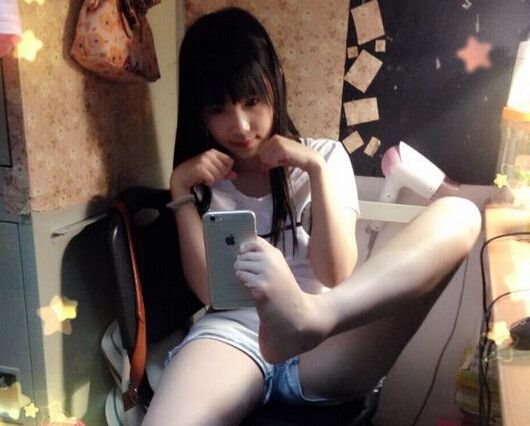 妹子們每周花至少五小時自拍，到底是為啥？